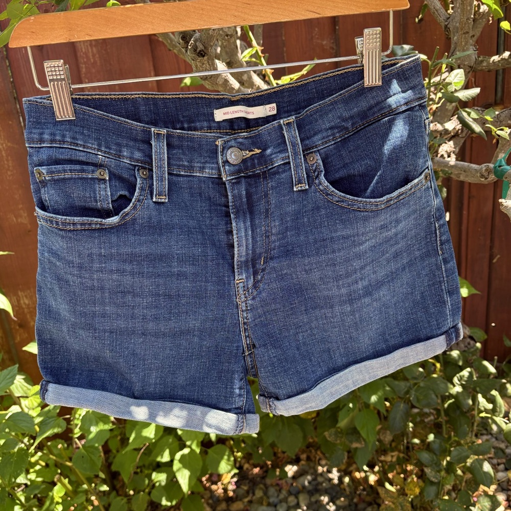 Mid rise Levi’s cuffed denim shorts